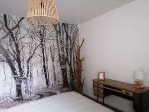 法莱斯La maison Saint-Gervais的卧室配有壁画树木