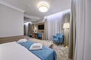 科沃布热格海蜇别墅旅馆的酒店客房设有床和客厅。