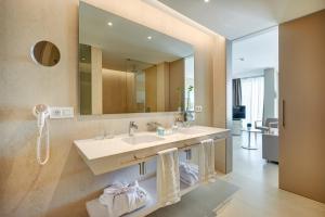 帕尔马海滩帕尔马海滩格兰时尚酒店的一间带水槽和大镜子的浴室