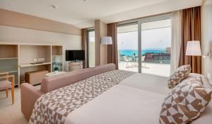 帕尔马海滩帕尔马海滩格兰时尚酒店的一间卧室配有一张床,享有海景