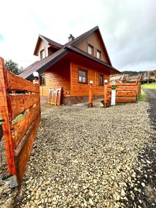 KamesznicaHighlander - drewniany dom w Beskidach的前面有围栏的木屋