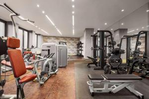柏林Vienna House by Wyndham Andel's Berlin的健身房设有数台跑步机和健身器材
