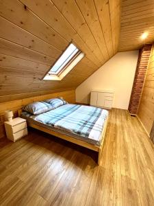 KamesznicaHighlander - drewniany dom w Beskidach的卧室配有木制天花板上的床铺
