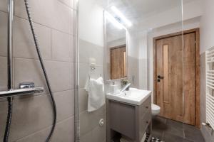 巴亚马雷Fortuna Apartments的带淋浴、盥洗盆和卫生间的浴室