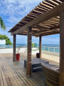 萨尔瓦多Apartamento-Cobertura de Luxo Vista Mar em Salvador的一个带凉亭和海滩的木甲板