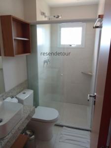 萨利诺波利斯Salinas Exclusive Resort的带淋浴、卫生间和盥洗盆的浴室