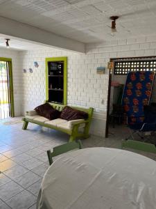 嘎林海斯港Hostel Casa Amarela的带沙发和窗户的客厅