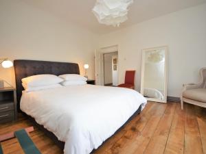 Ystrad-ffin3 Bed in Llandovery 76381的卧室配有一张白色大床和一把椅子