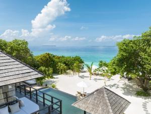 迪德赫胡JA Manafaru的享有带游泳池和海洋的度假村的空中景致