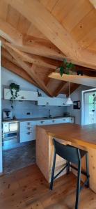 StavaBerg Apartments - Appartamento famigliare moderno的厨房配有木桌和黑椅