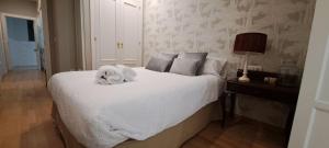 加的斯Apartamento Omnia, Feel Cádiz的卧室配有白色床和毛巾