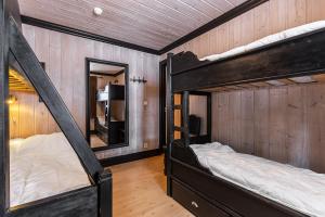 海姆瑟达尔Tinden Apartments的带镜子的客房内的两张双层床