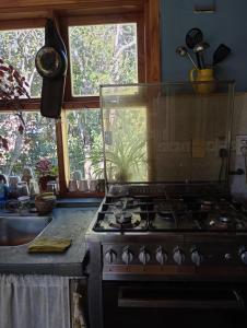 圣卡洛斯-德巴里洛切Casita en el bosque的厨房配有带鱼缸的炉灶