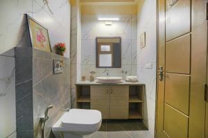 拉尼凯特SaffronStays Edelweiss Estate的一间带卫生间和水槽的浴室