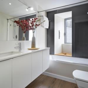 阿蒂斯Val Arties 3 by FeelFree Rentals的浴室设有白色橱柜和花瓶