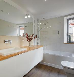 阿蒂斯Val Arties 3 by FeelFree Rentals的白色的浴室设有水槽和淋浴。