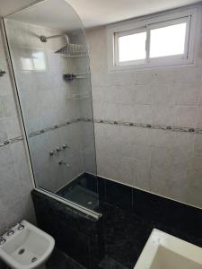 岑特纳里奥Casagrande Centenario的带淋浴、卫生间和盥洗盆的浴室