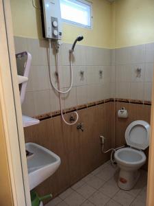 Ban Pak Ba RaKrajomsai Resort เจ้าของมุสลิมห้ามดื่มแอลกอฮอล์的带淋浴、卫生间和盥洗盆的浴室