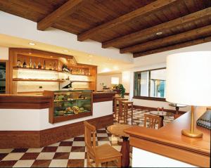 萨帕达RESIDENCE-RESORT BORGO AL SOLE的一间带酒吧的餐厅,内设一个鱼缸
