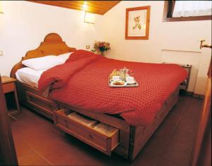 萨帕达RESIDENCE-RESORT BORGO AL SOLE的一间卧室配有一张床,上面放着一个食物托盘
