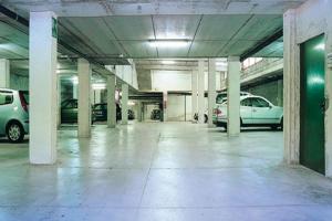 萨帕达RESIDENCE-RESORT BORGO AL SOLE的一个空的车库,里面停有汽车