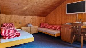 布鲁利绍尔Gasthaus Rössli的木房内设有两张床的房间