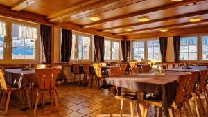 布鲁利绍尔Gasthaus Rössli的用餐室设有桌椅和窗户。