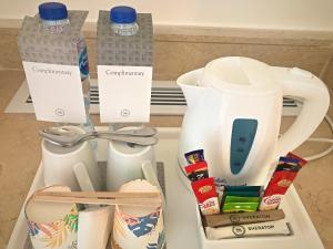 沙姆沙伊赫沙姆喜来登Spa别墅度假酒店的配有瓶装水和搅拌机的柜台