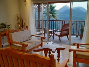 苏弗里耶尔Majestic Ridge Villas的阳台设有带沙发和椅子的客厅