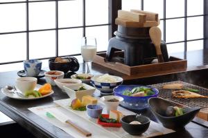 花卷市山百合日式旅馆的餐桌上放着碗和盘子