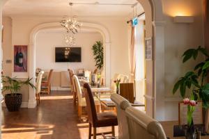 布莱顿霍夫贝斯特韦斯特王子海洋酒店的一间带桌椅的用餐室