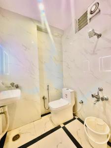 商沙巴HOTEL EAGLE GRAND的白色的浴室设有卫生间和水槽。
