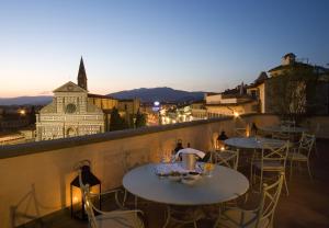 佛罗伦萨Santa Maria Novella - WTB Hotels的市景阳台的2张桌子