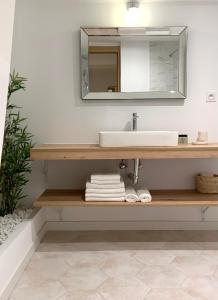 桑塞尔La Place B&B的一间带水槽和镜子的浴室