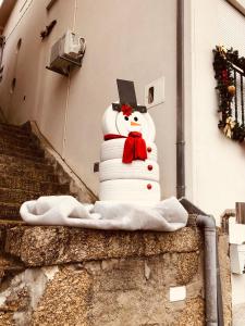 塞亚VC Alojamentos的雪人蛋糕,上面有毕业帽