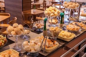 贝洛奥里藏特巴罗普瑞多圣迭戈快捷酒店的餐桌上的自助面包和糕点