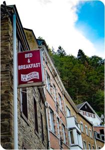 拉罗什-阿登Le Vieux La Roche的建筑物一侧的红色标志
