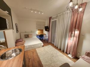德布勒森Apartman 18的一间带水槽的浴室和一张位于客房内的床