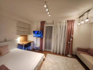 德布勒森Apartman 18的一间卧室配有一张床、一张书桌和一个窗户。