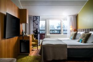 列维利瓦伊布瑞克索克斯酒店的酒店客房,配有床和电视