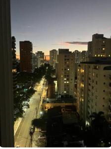 圣保罗Apartamento em Moema的享有拥有高楼建筑的城市街道的景色