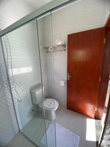 圣安东尼奥-杜皮尼亚尔Chalé Estância da Pinha seu Refúgio na Montanha的一间带卫生间和玻璃淋浴间的浴室