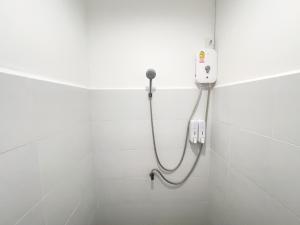 Thung Si KanTRANSIT Donmueang Airport HOSTEL的白色瓷砖浴室内的淋浴