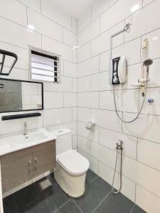 金宝Sakura 1 Homestay Kampar Landed的白色的浴室设有卫生间和淋浴。