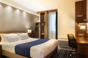 亚眠快捷假日阿米安酒店的酒店客房配有一张床、一张书桌和一张书桌。