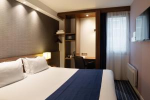 亚眠快捷假日阿米安酒店的配有一张床和一张书桌的酒店客房