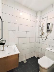 金宝Sakura 1 Homestay Kampar Landed的白色的浴室设有卫生间和水槽。