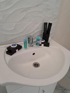 塔古玖CASA SONIA的白色浴室水槽和免费化妆品
