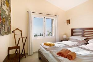 蒂哈拉费Casa Inti的带窗户的客房内的两张床