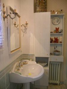 默兹河畔凡尔登Chambres D'Hôtes Des 3 Rois的一间带水槽和镜子的浴室